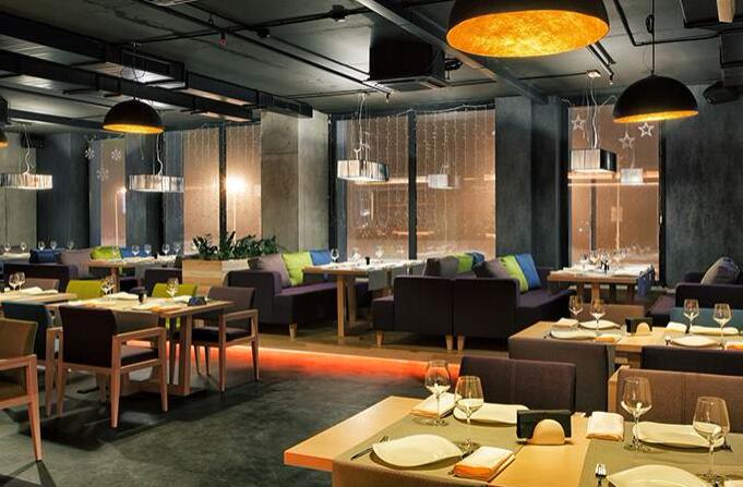 打造沉浸式用餐體驗(yàn):餐廳裝修中的科技與藝術(shù)融合